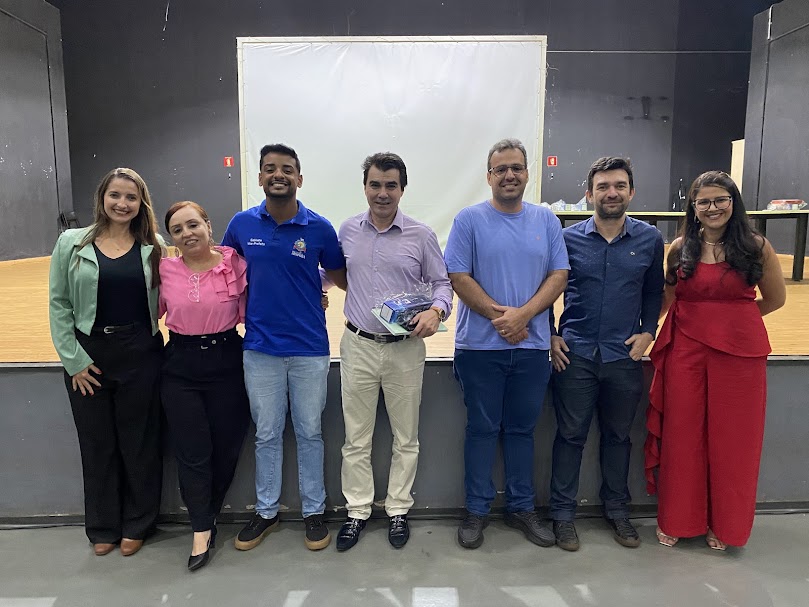 Representantes da Prefeitura de Araporã e gestores do Câmpus ao final da cerimônia